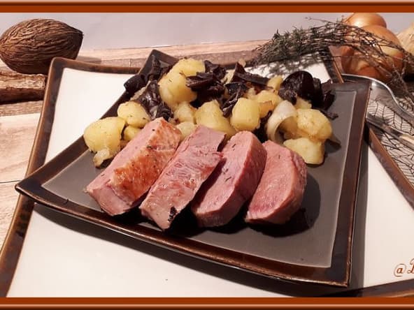 Magrets de canard aux pommes de terre et champignons noirs