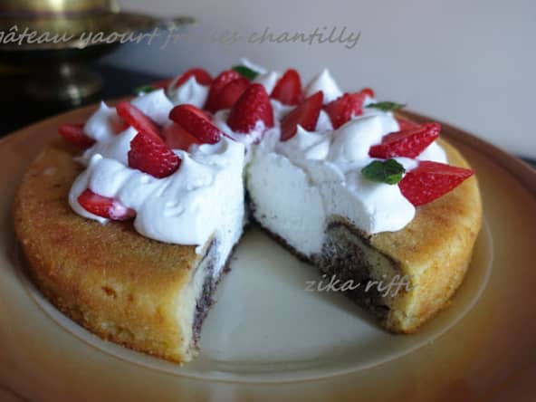 GÂTEAU AU YAOURT A LA CONFITURE DE FIGUES -CHANTILLY ET FRAISES