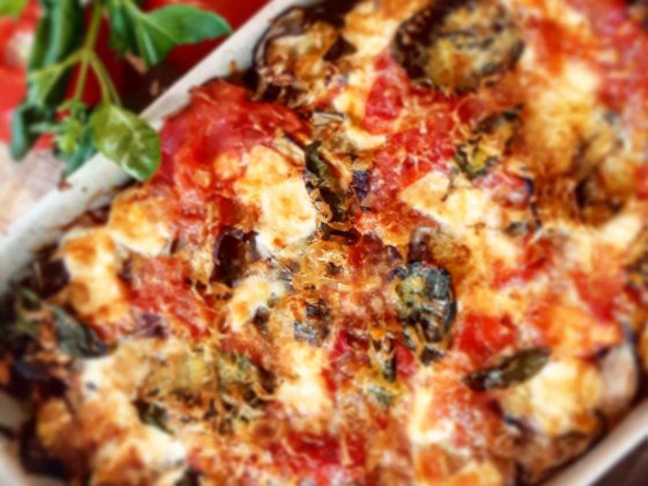 Parmigiana di Melanzane (aubergines, tomates, basilic et mozzarella)