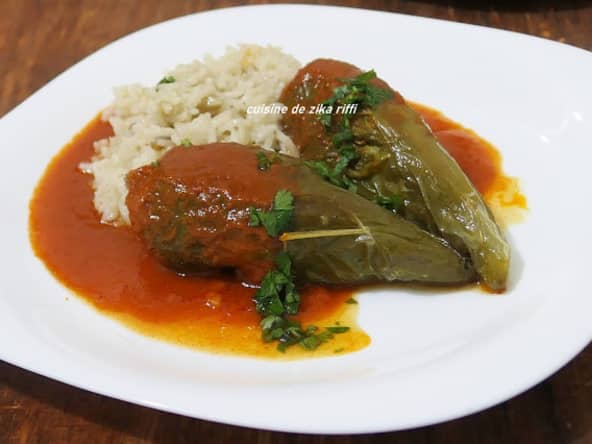 POIVRONS FARCIS FRITS- VIANDE HACHÉE ET RIZ ET SAUCE TOMATE
