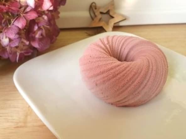 Entremets chocolat, insert cerises et pistaches