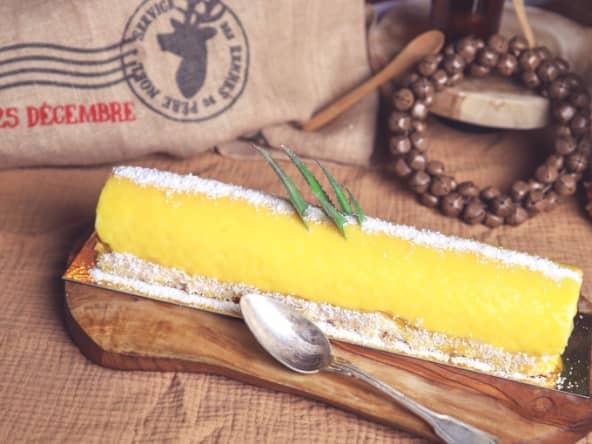 Bûche de Noël exotique comme une piña colada