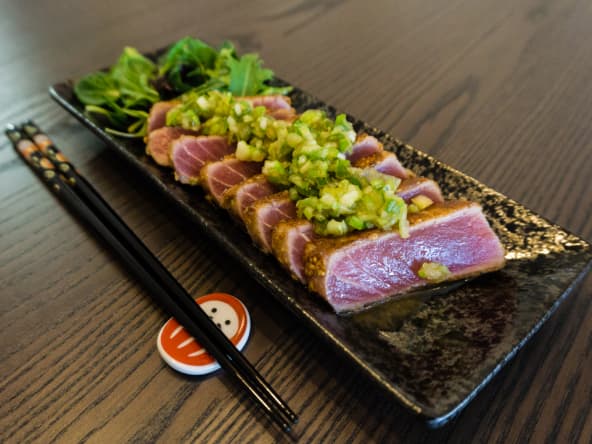 Thon juste saisi au sésame et sauce au wasabi