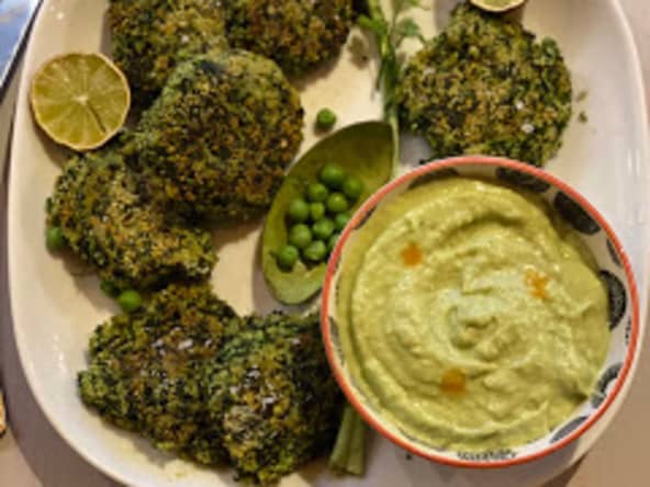 Galettes épicées au chou kale, sauce avocat