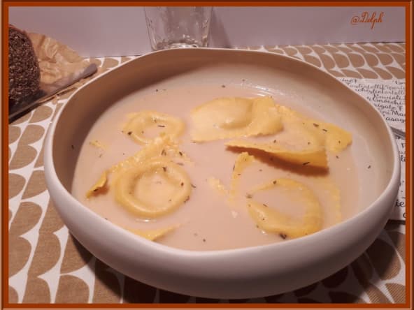 Ravioli aux girolles, aux truffes de Toscane et soupe de mousserons séchés à la crème