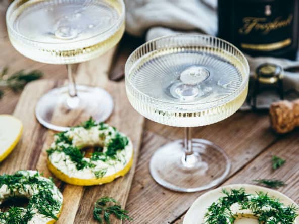 Couronnes des pommes au fromage et à l'aneth