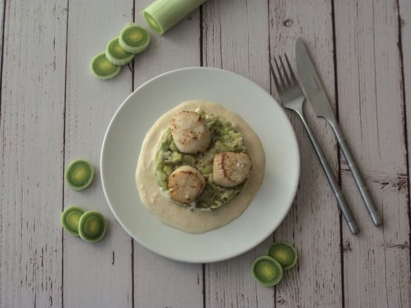Fondue de poireaux, Saint-Jacques et crème de corail : un plat de fête !