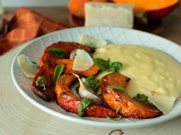 Polenta crémeuse, pesto et potimarron rôti à l'ail