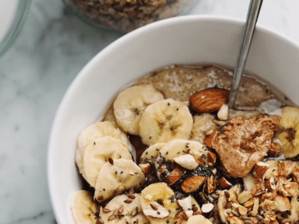 Granola aux bananes et beurre d'arachide vegan