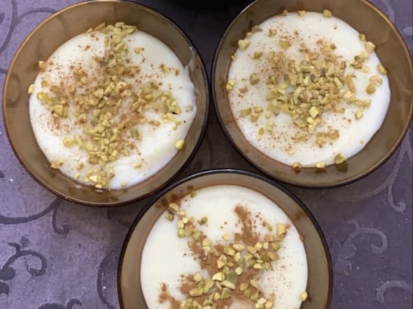 Ferni : la recette du pudding de riz iranien au lait sucré et à l'eau de rose