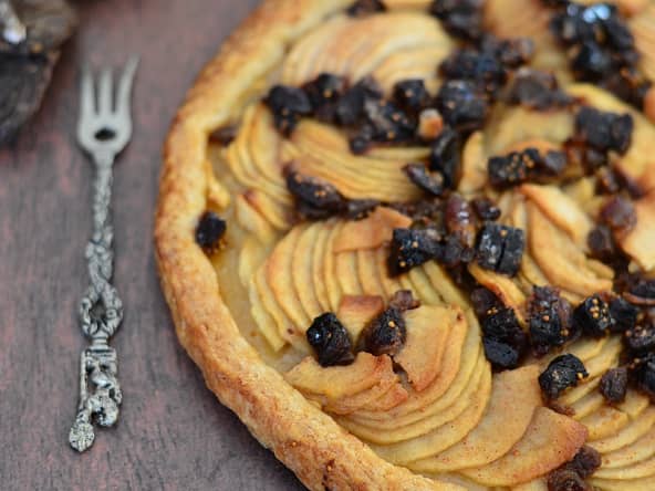 Tarte rustique aux pommes, figues et dattes