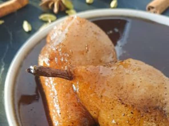 Poires pochées aux épices de noël (recette en vidéo)