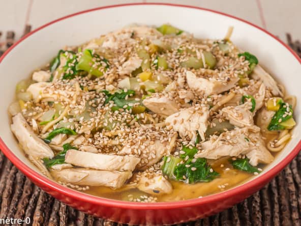 Soupe de poulet aux nouilles et chou chinois