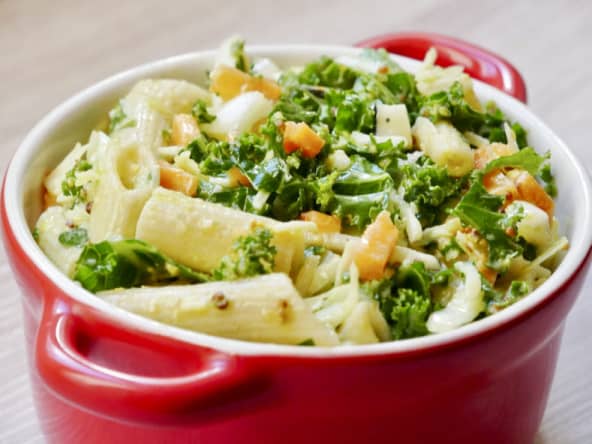 Cuisine alcaline : penne, chou kale, carotte et radis marinés