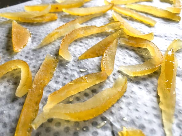 Écorces de pamplemousse confites au sirop