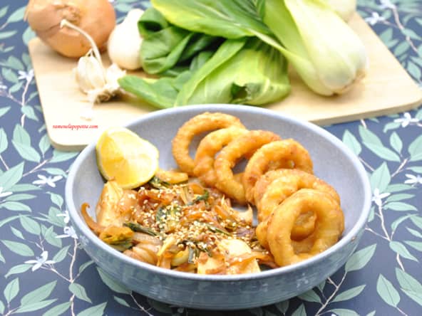 Bok choy ou chou chinois sauté aux calamars frits