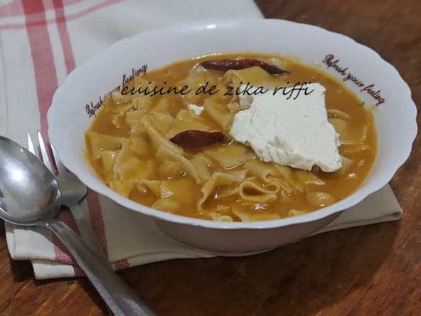 Makarouna bel salsa : pâtes fraîches aux pois chiches et à la tomate