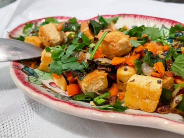 Tofu lacto-fermenté au tamari sauté aux légumes