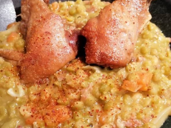 Manchons de canard confits et ragoût de pois cassés au piment d’Espelette