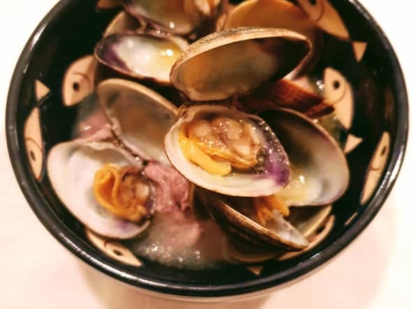 Nage de palourdes en guazzetto sur crème de haricots rouges