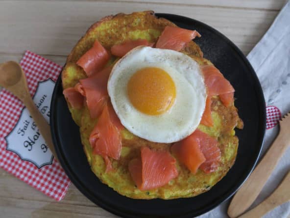 Crêpes de pommes de terre Ã  la truite fumée et œuf au plat