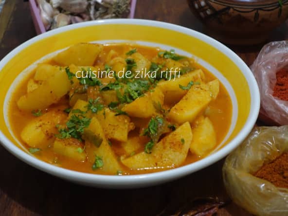 TAJINE DE POMMES DE TERRE CARVI-CORIANDRE EN SAUCE (BATATA MARKA B TABEL WEL KAROUIA)