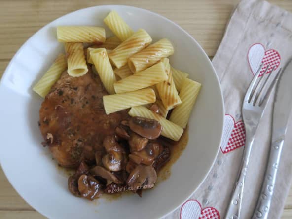 Côtes de porc aux champignons et tomates séchées au vin rouge