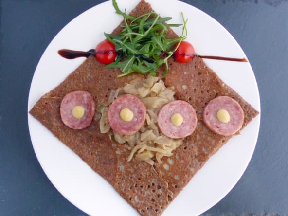 Galette bretonne au sarrasin saucisson de Lyon et confit d'oignons