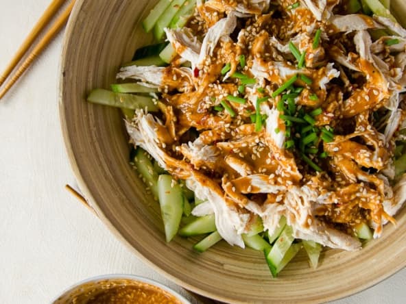 Poulet bang-bang, un poulet effiloché servi avec une sauce relevée