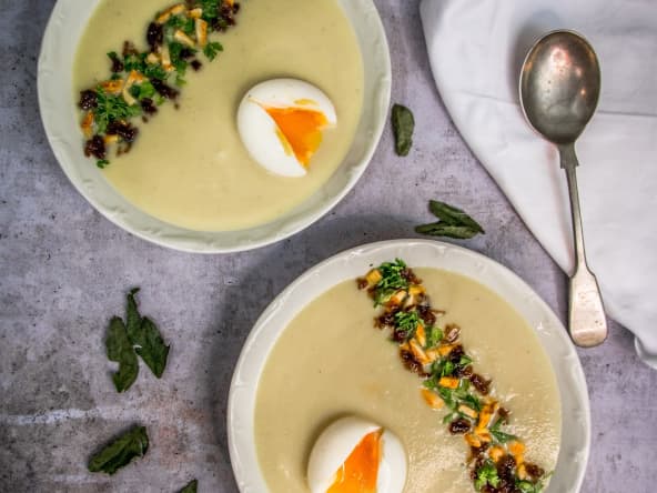 Velouté de chou-fleur, Noix de Pili "Kerala" à la noix de coco et curry, compote d’oignon rouge, cerfeuil et œuf mollet au vitaliseur de Marion