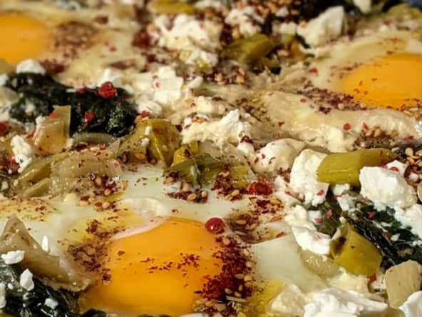 Œufs braisés aux poireaux et za’atar.
