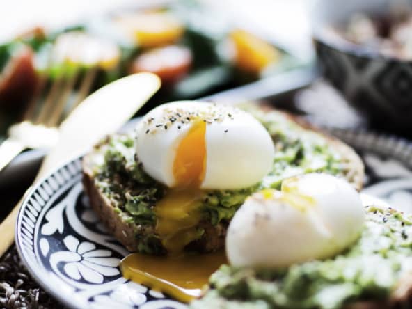 Toast à l'avocat frais ou avocado toasts