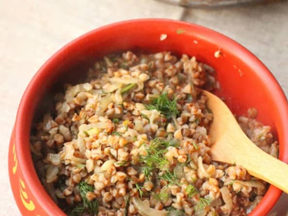 Sarrasin grillé (kasha) aux oignons et à l'aneth (Russie)