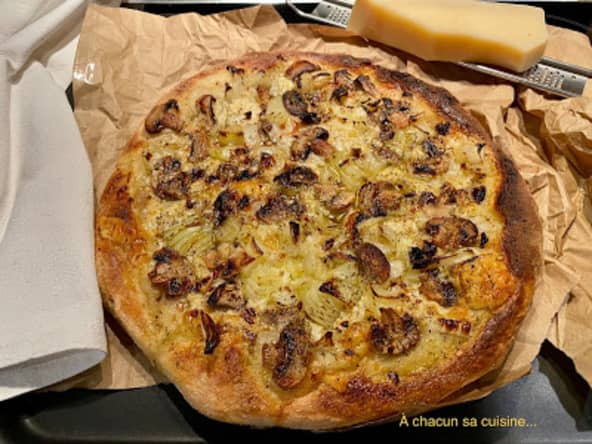 Pizza trois fromages aux champignons caramélisés