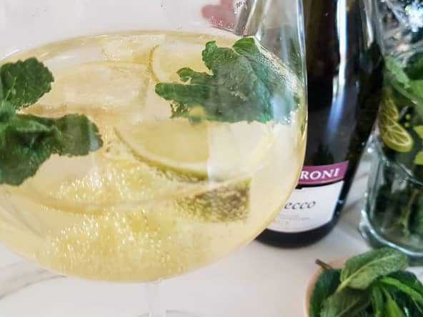 Cocktail Hugo au prosecco et sirop de fleurs de sureau