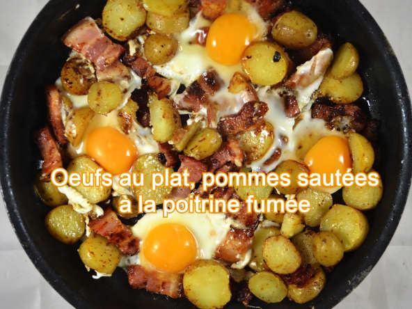 Œufs au plat, pommes sautées à la poitrine fumée