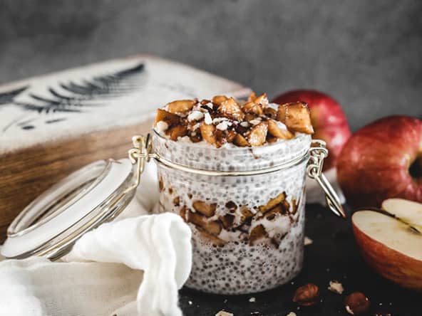 Pudding de chia aux pommes caramélisées