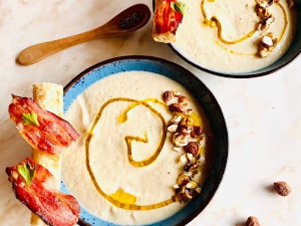 Crème de chou-fleur au cumin et tartines de pancetta