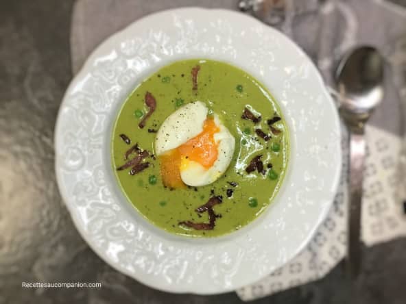 Crème de petits pois aux lardons et son oeuf mollet