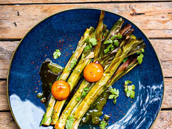 Poireaux rôtis et jaunes d'oeuf marinés dans de la sauce soja