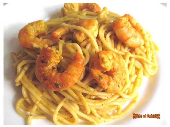 Spaghetti aux crevettes, sauce au yaourt et aux épices