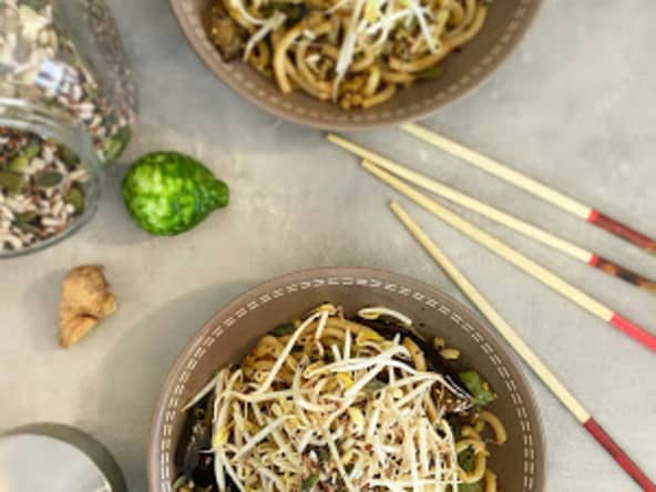 Wok de Nouilles Udon au Gingembre, Sésame au Kimchi, Ail et Combava et Légumes