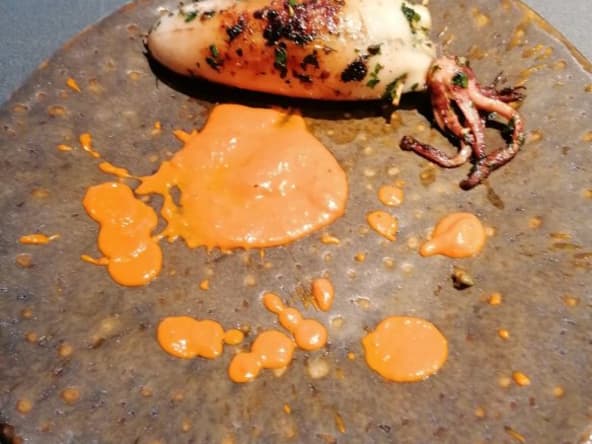 Encornets farcis épinards chair à saucisse et son coulis de pimientos del piquillo