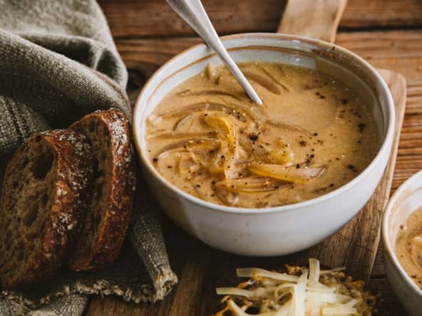 Soupe à l'oignon et tartines gratinées au fromage
