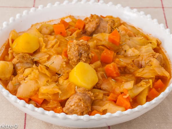 Potée de chou aux saucisses et aux épices