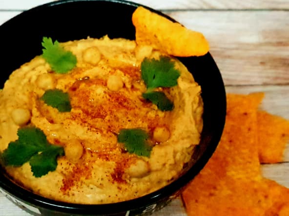 Houmous poivron grillé et paprika pour l'apéritif