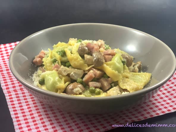 Tortellini aux champignons, jambon et petits pois