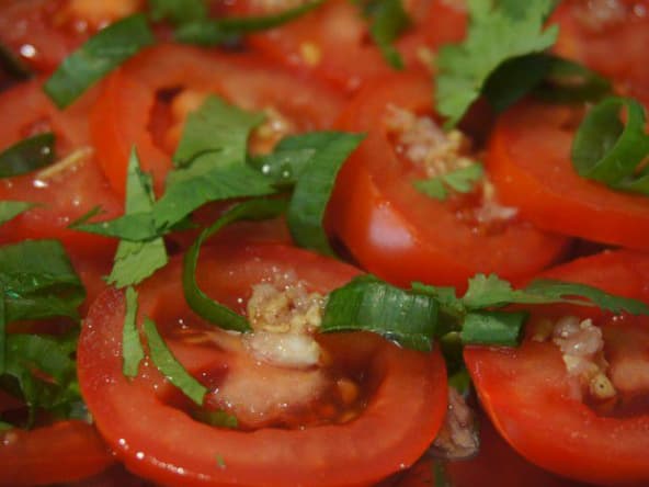 Salade de tomates avec vinaigrette au gingembre frais