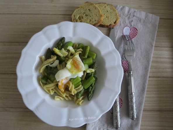 Pâtes fraiches aux asperges, copeaux de parmesan et œuf mollet