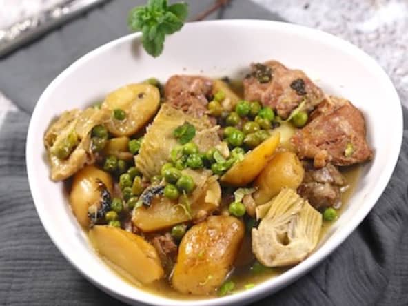 Sauté d'agneau aux pommes de terre rattes, menthe et petits pois